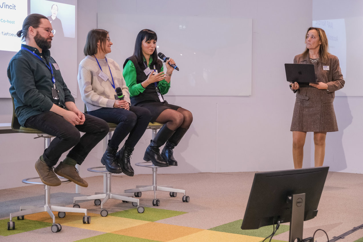 Panelistit Timo Övermark, Annika Valtari ja Nadia Törnroos, sekä moderoija Susanna Laurin. Kuva: Daniel Koskinen